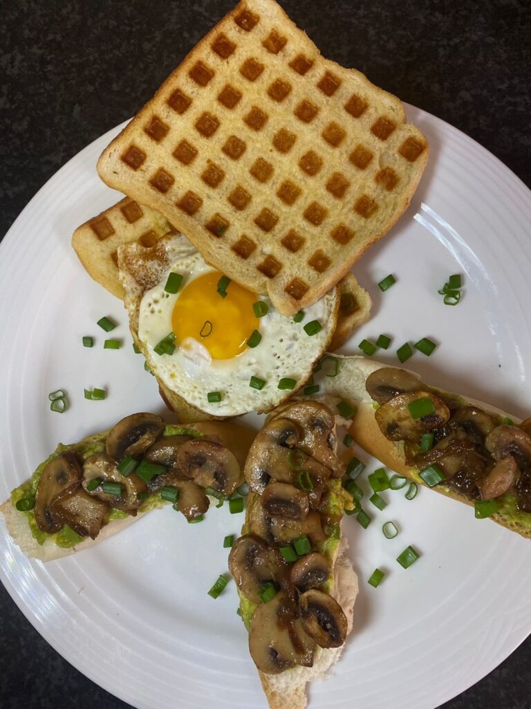 BREAKFAST BREAD WITH AVOCADO AND MUSHROOMS.