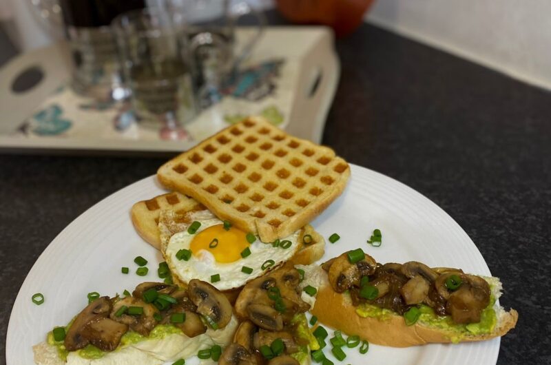 BREAKFAST BREAD WITH AVOCADO AND MUSHROOMS